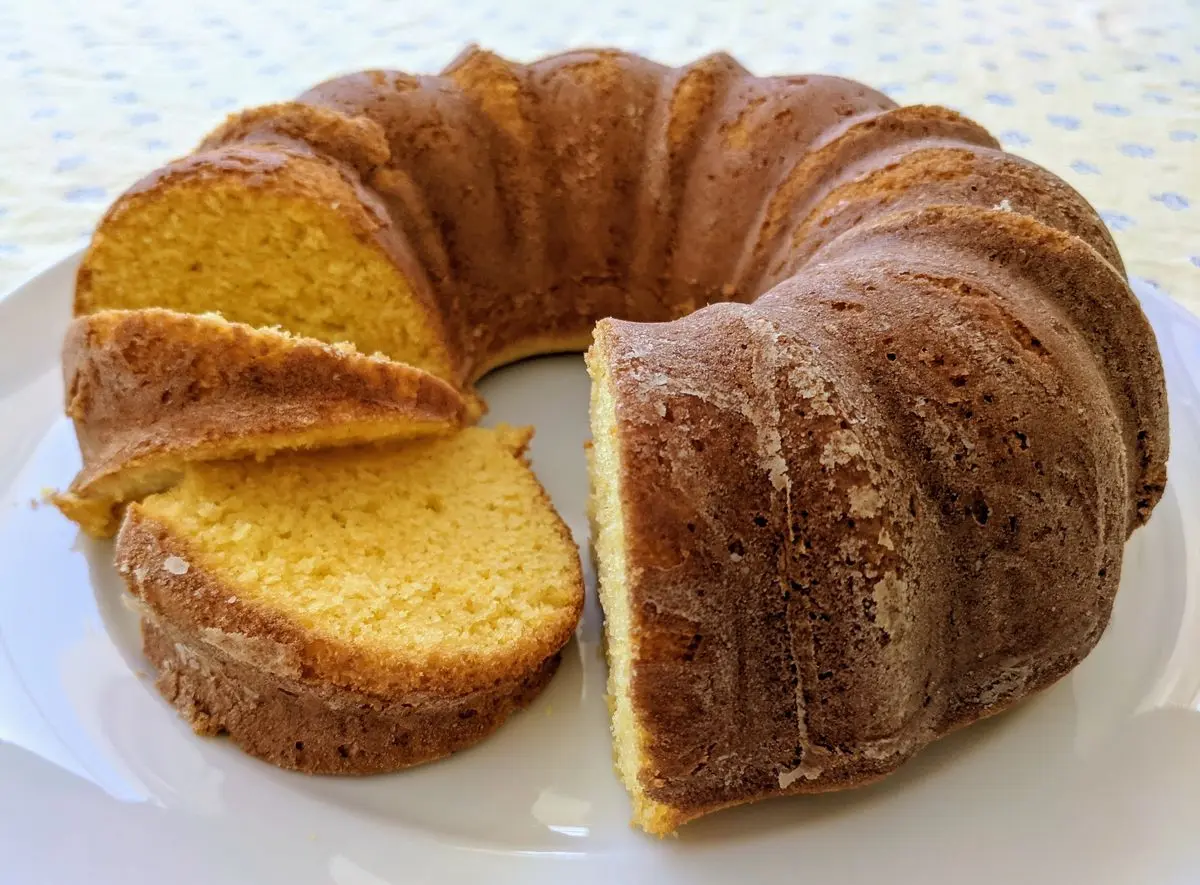 Bolo de fubá (Cornmeal Cake) - Sabor Brasil